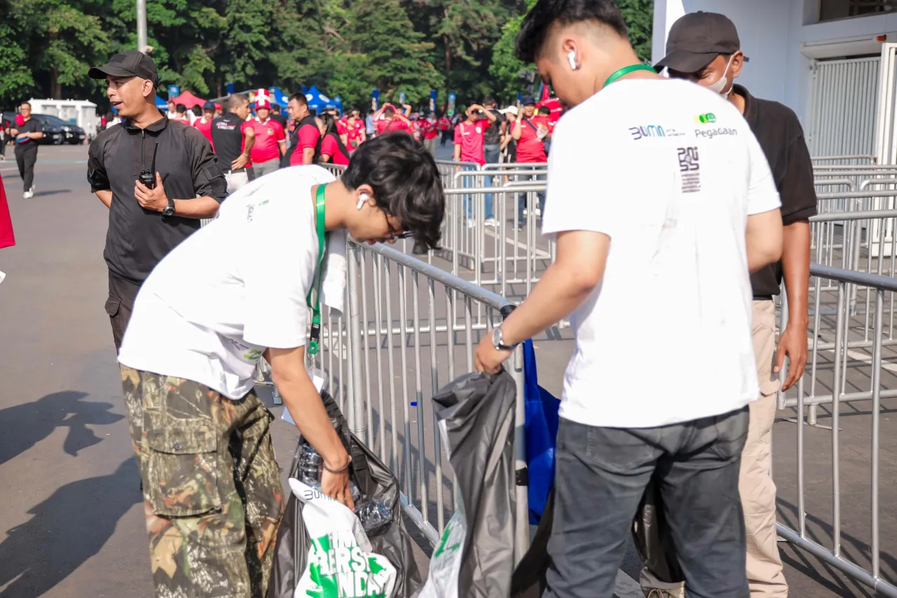 Pegadaian Ajak Pecinta Bola Bersih-Bersih Stadion Usai Pertandingan Indonesia VS Irak