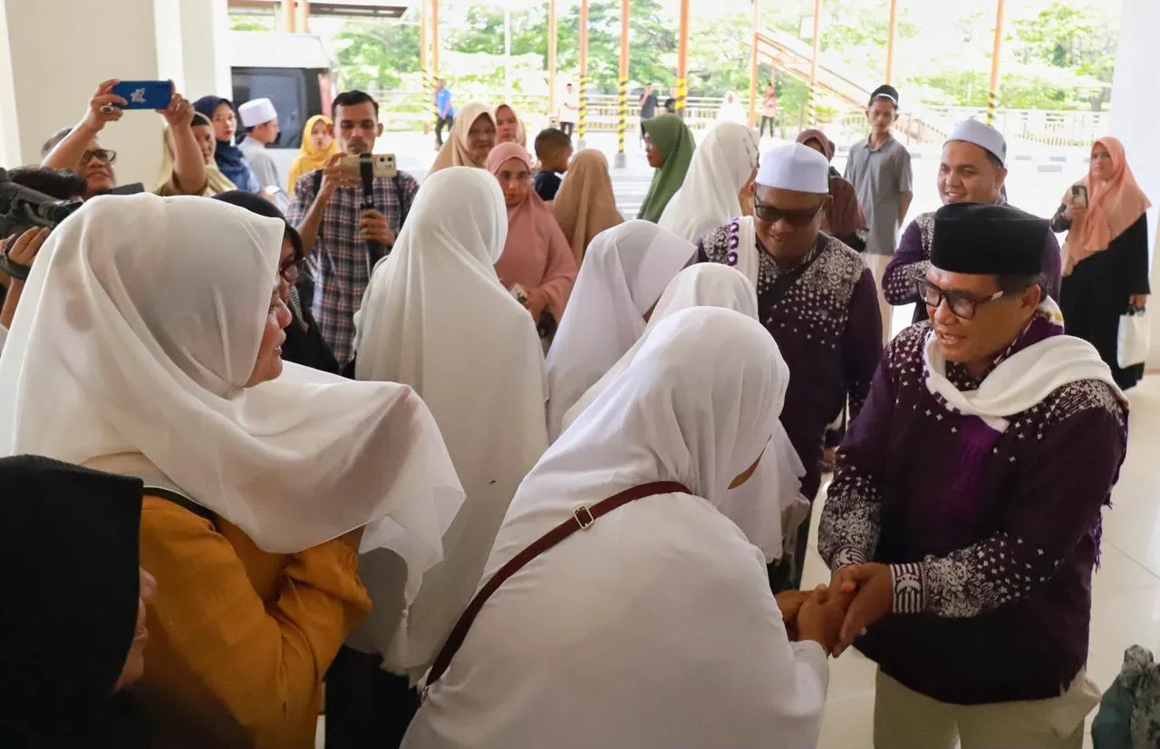Warga Pidie Melepas Haru Pj Bupati dan Istri Menunaikan Ibadah Haji