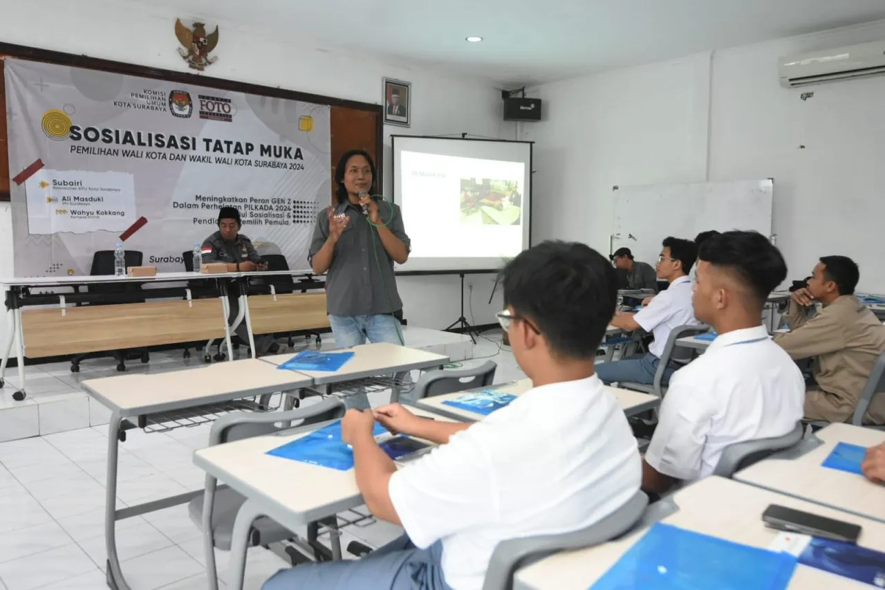 Pewarta Foto Bareng KPU Surabaya  Gelar Sosialisasi Pemilu di SMA Wijaya Putra Surabaya