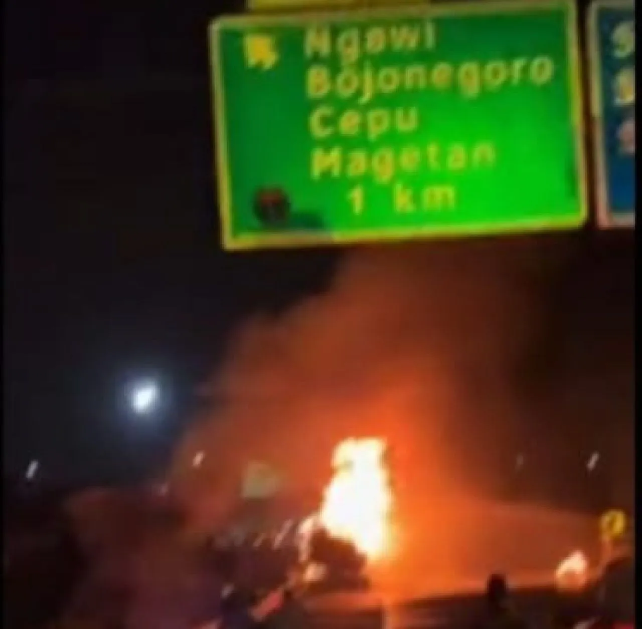 Truk Tangki Pertamina Terbakar Dekat Exit Tol Ngawi