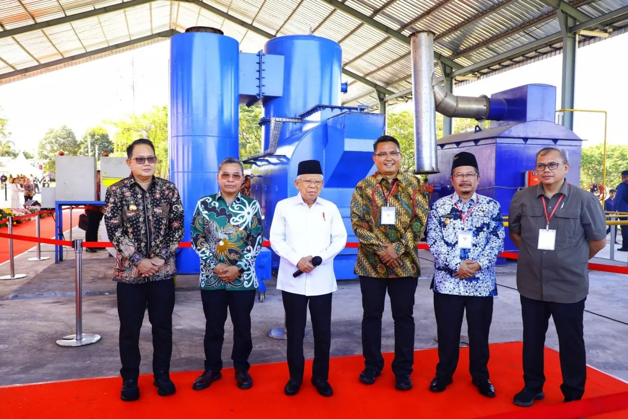 Pj. Gubernur Adhy Dampingi Wapres Ma'ruf Amin Tinjau Pabrik Pengolahan Limbah B3 di PIER Pasuruan
