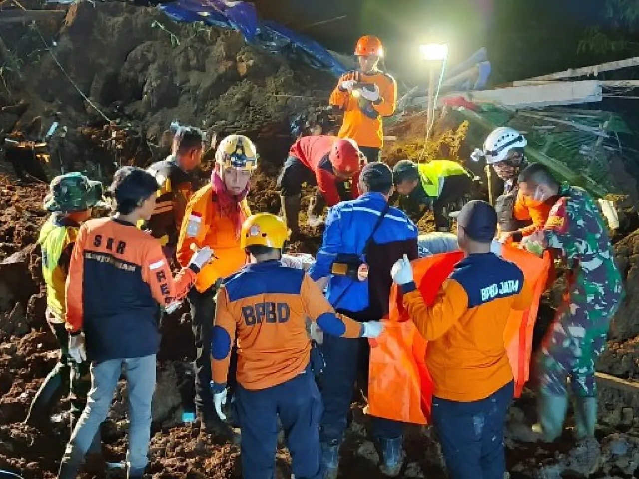 BPBD Jatim Terjunkan Personel TRC dan Kirim Dukungan Logistik Dapur Umum
