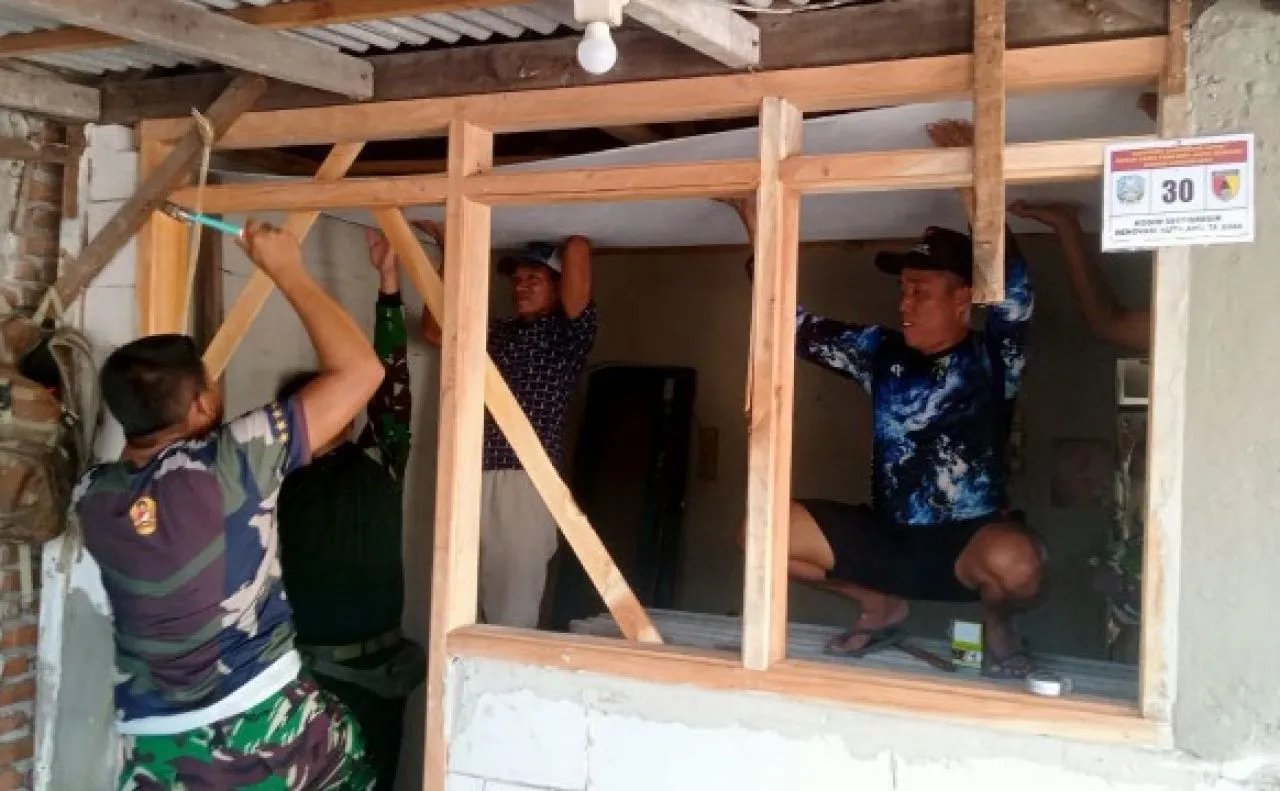 Babinsa Menganti Bantu Warga Miliki Tempat Tinggal Layak