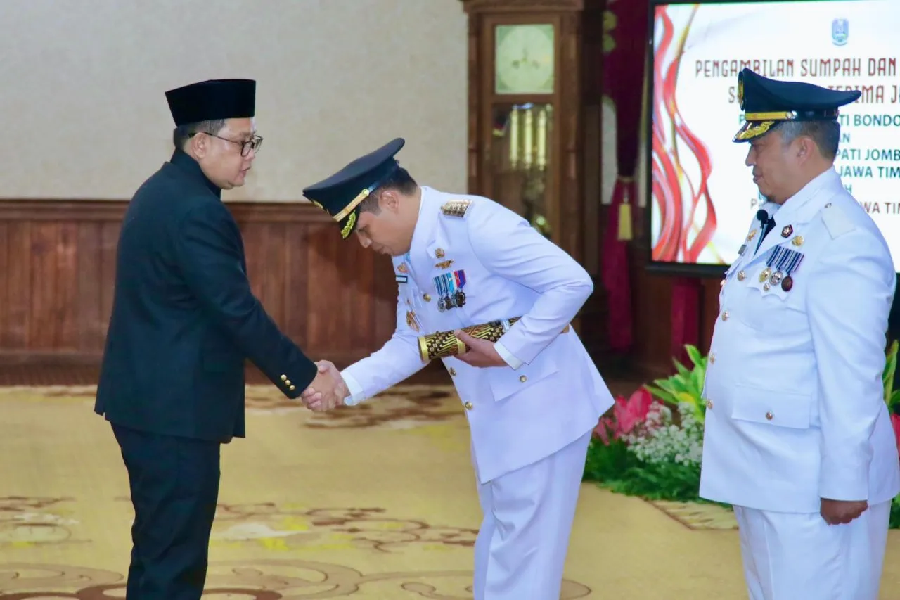 Lantik Pj .Bupati Bondowoso dan Pj. Bupati Jombang, Ini Pesan Pj Gubernur Adhy