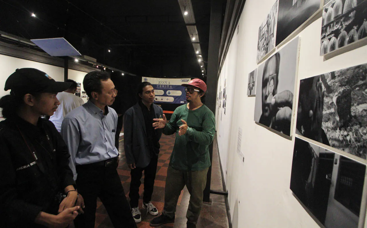 CIPHOC Unitomo Pamerkan Foto Story Zona Cerita di Balai Pemuda Surabaya