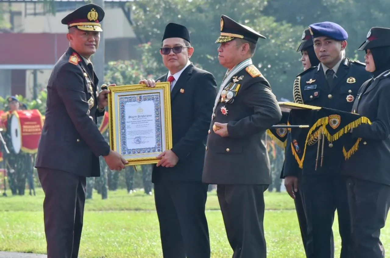 Pj. Gubernur Jatim Terima Piagam dan Pin Emas dari Kapolri