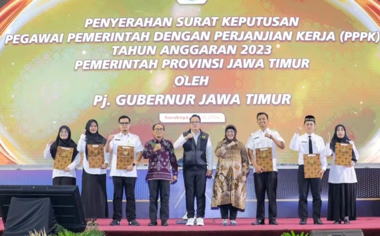 7.201 PPPK Pemprov Jatim Terima SK, Pj Gubernur Adhy: Beri Dedikasi Terbaik, Wujudkan Layanan Prima