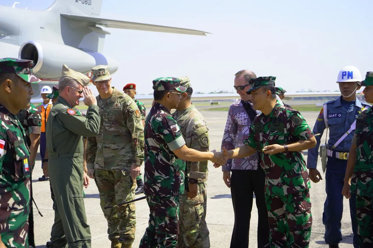 Komandan Puspenerbal Sambut dan Antar Panglima TNI Menuju Puslatpur 5 Baluran