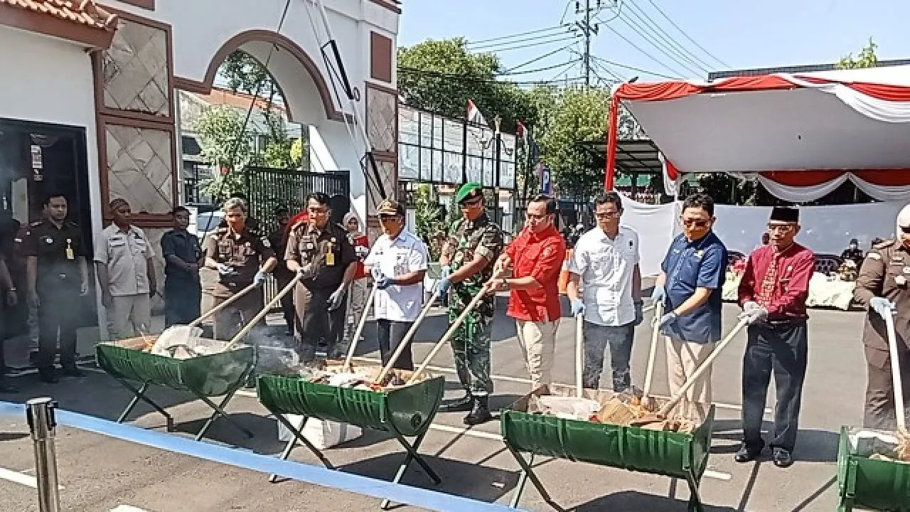 Kejari Sidoarjo Musnahkan Barang Bukti Sitaan Perkara