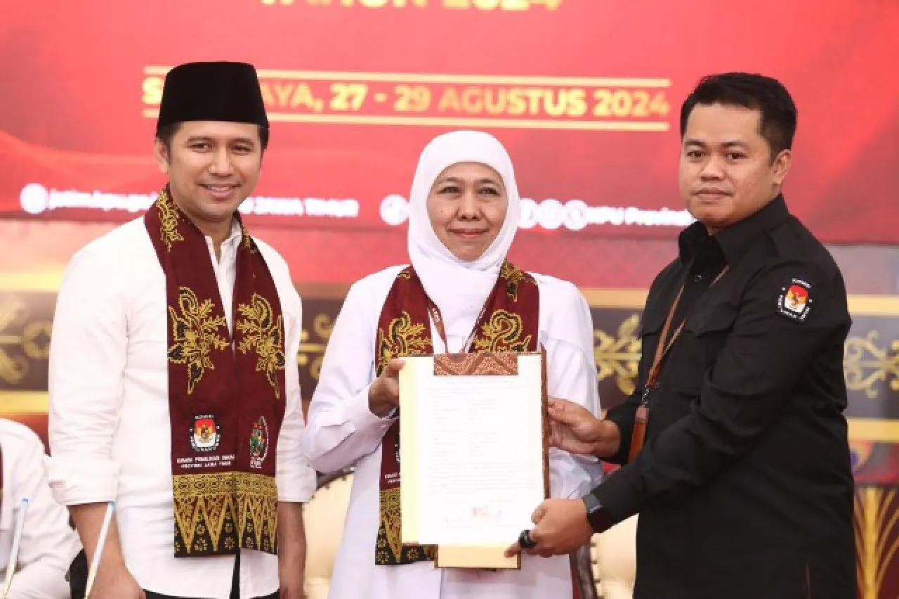 Ketua KPU Jatim Menerima Berkas Pendaftaran Bacalon Gubernur Wakil Gubernur, Khofifah Emil
