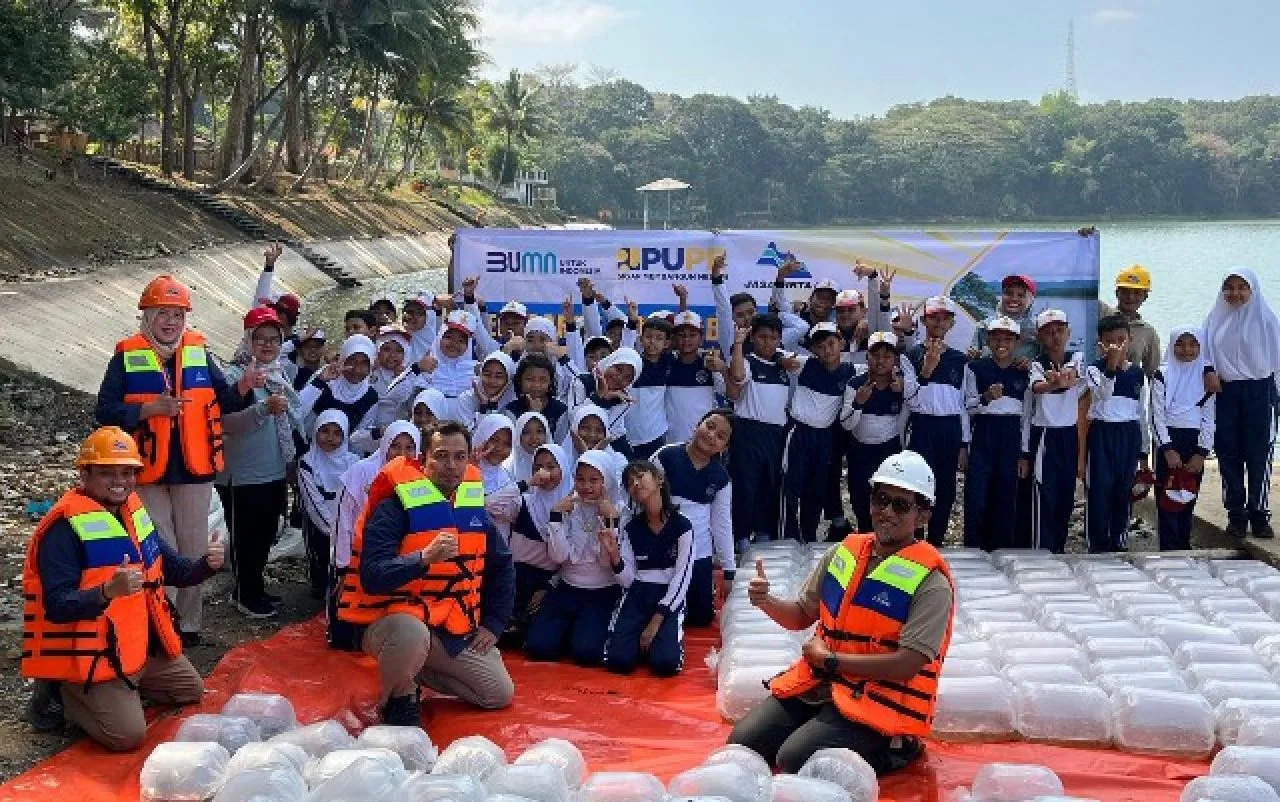 Jasa Tirta I Tebar 160 Ribu Bibit Ikan di Tiga Waduk