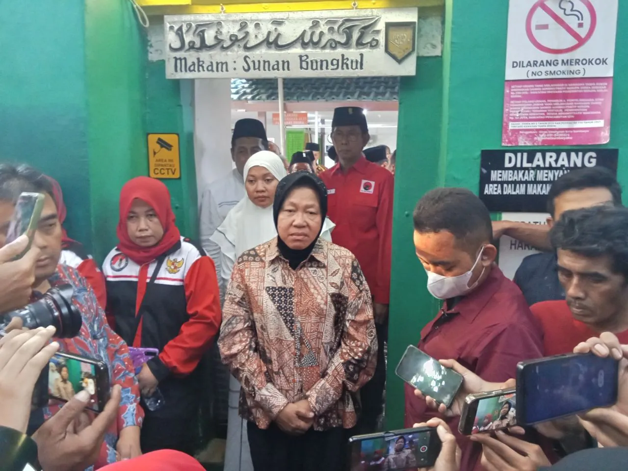 Risma-Gus Hans Daftar ke KPU Jatim, Risma Sebelumnya Ziarah Makam Ki Ageng Bungkul 