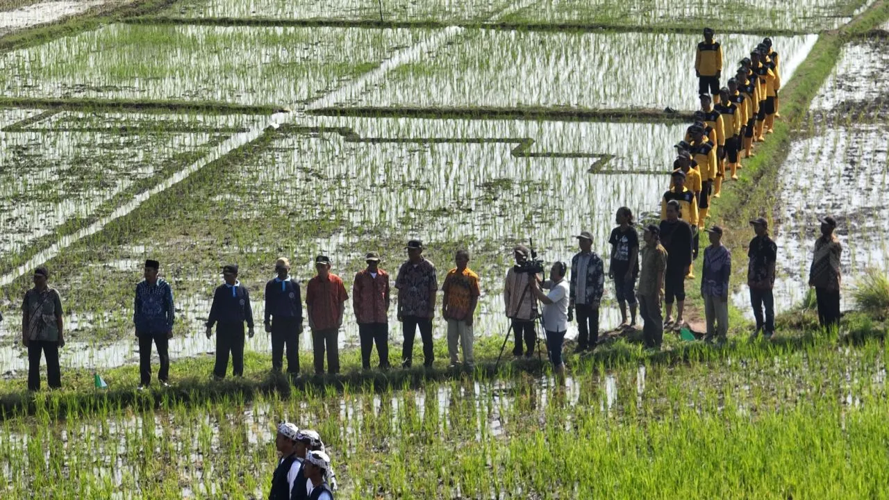 Dukung Ketahanan Pangan, Gelar Upacara di Saluran Irigasi Bersama Petani