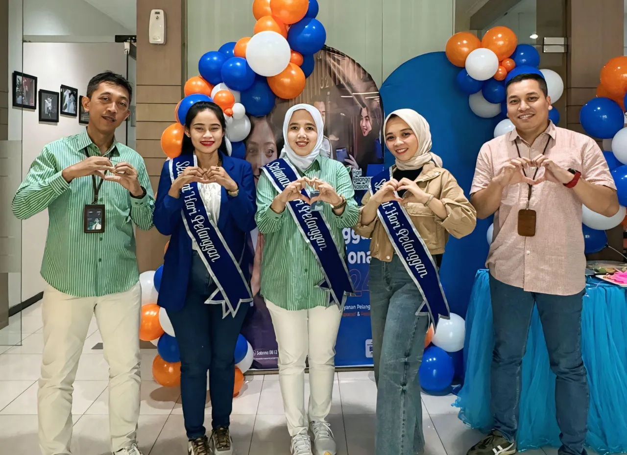 Bunga dan Cokelat Sambut Nasabah BRI Surabaya Jemursari
