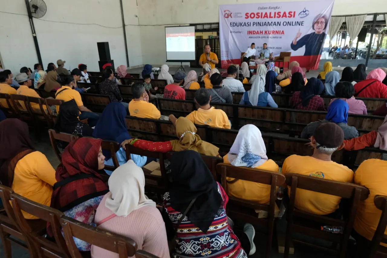 Indah Kurnia dan OJK Edukasi Pinjaman Online Komunitas UMKM Asmaminda dan AWK