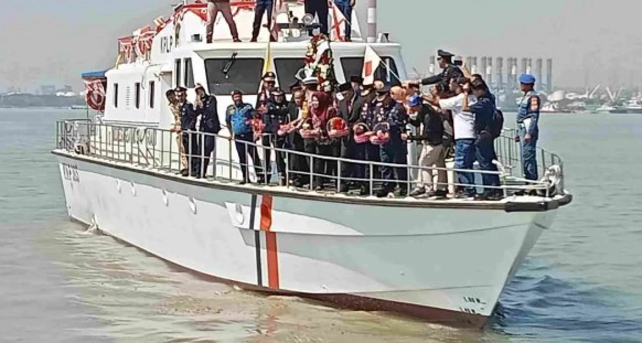 Kenang Perjuangan Pahlawan, KSOP Gresik Tabur Bunga di Laut