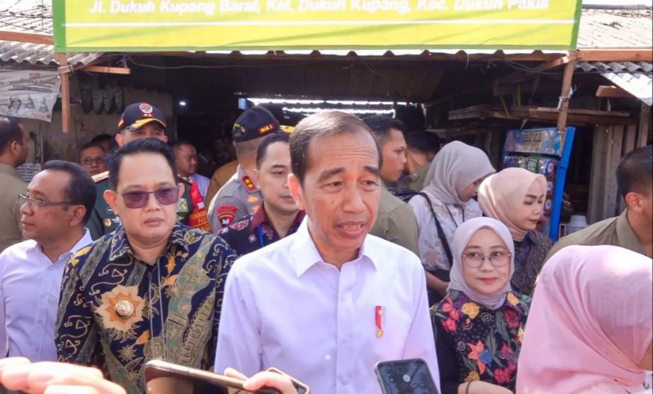 Dampingi Presiden RI Tinjau Pasar Dukuh Kupang, Pj. Gubernur Adhy Pastikan Harga Bapok Terkendali