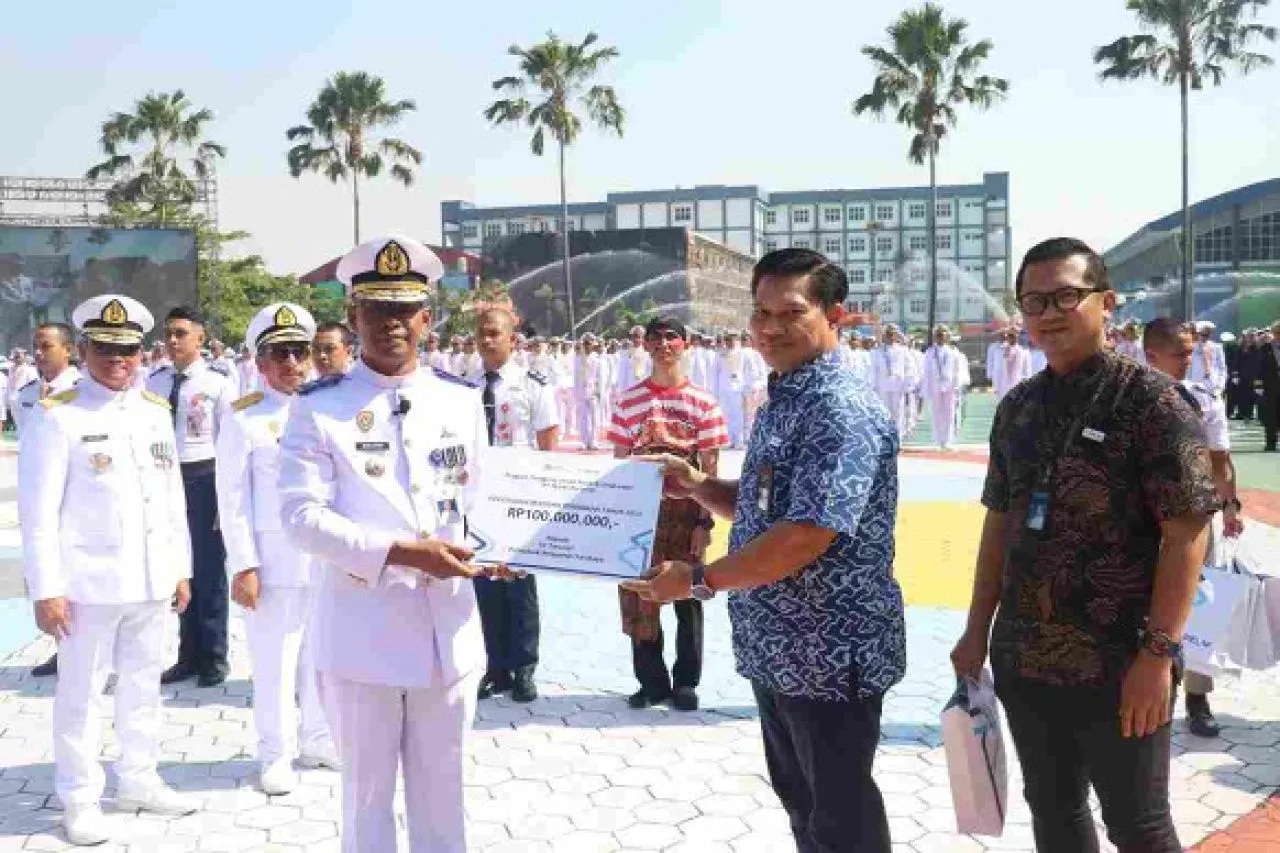 PT PELNI Beri Beasiswa Taruna Berprestasi Poltekpel Surabaya