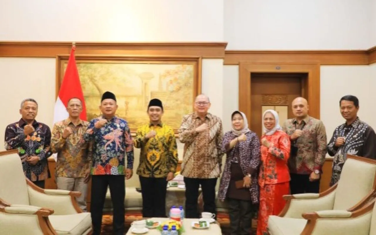 Pj. Sekdaprov Jatim Serahkan Surat Tugas Plt. Walikota Pasuruan