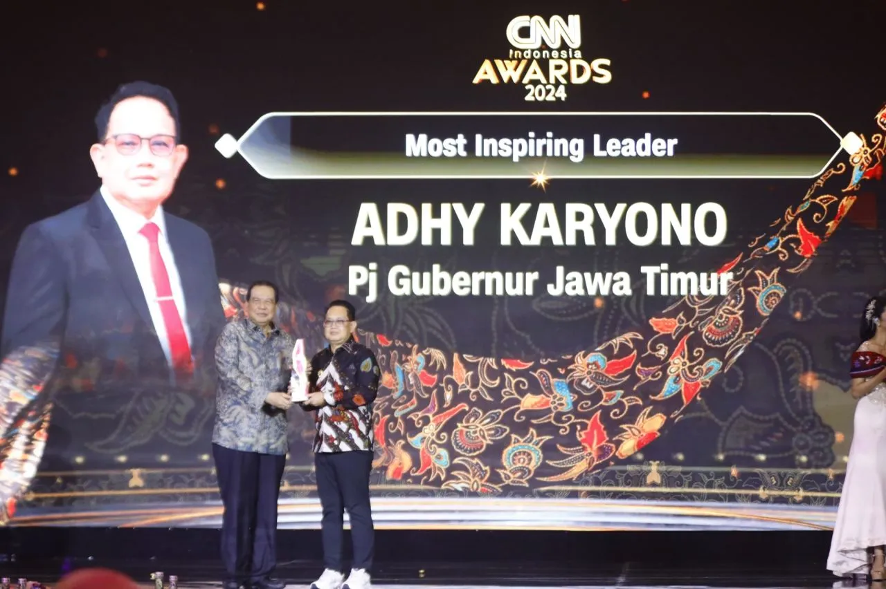 Pj. Gubernur Jatim Borong Tiga Penghargaan CNN Indonesia Award 2024