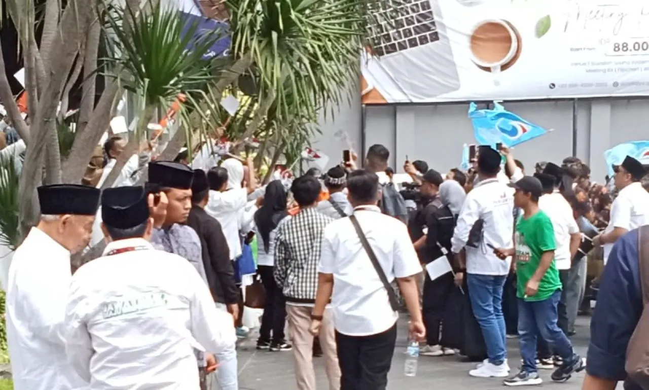 Antar Khofifah-Emil Massa Pendukung Alunkan Lagu dan Yel Penyemangat