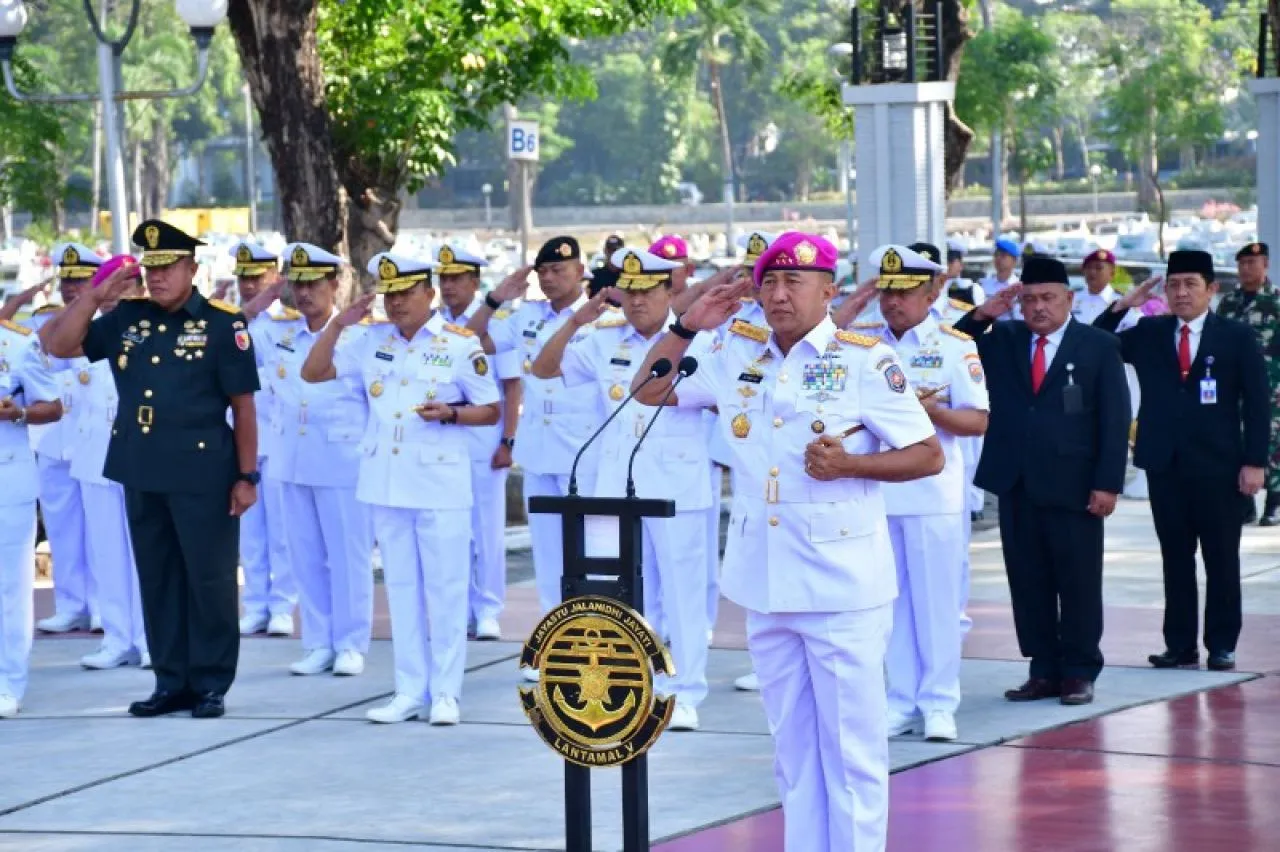 Jelang HUT ke-79 TNI AL, Komandan Puspenerbal Ziarah TMP 10 November Surabaya