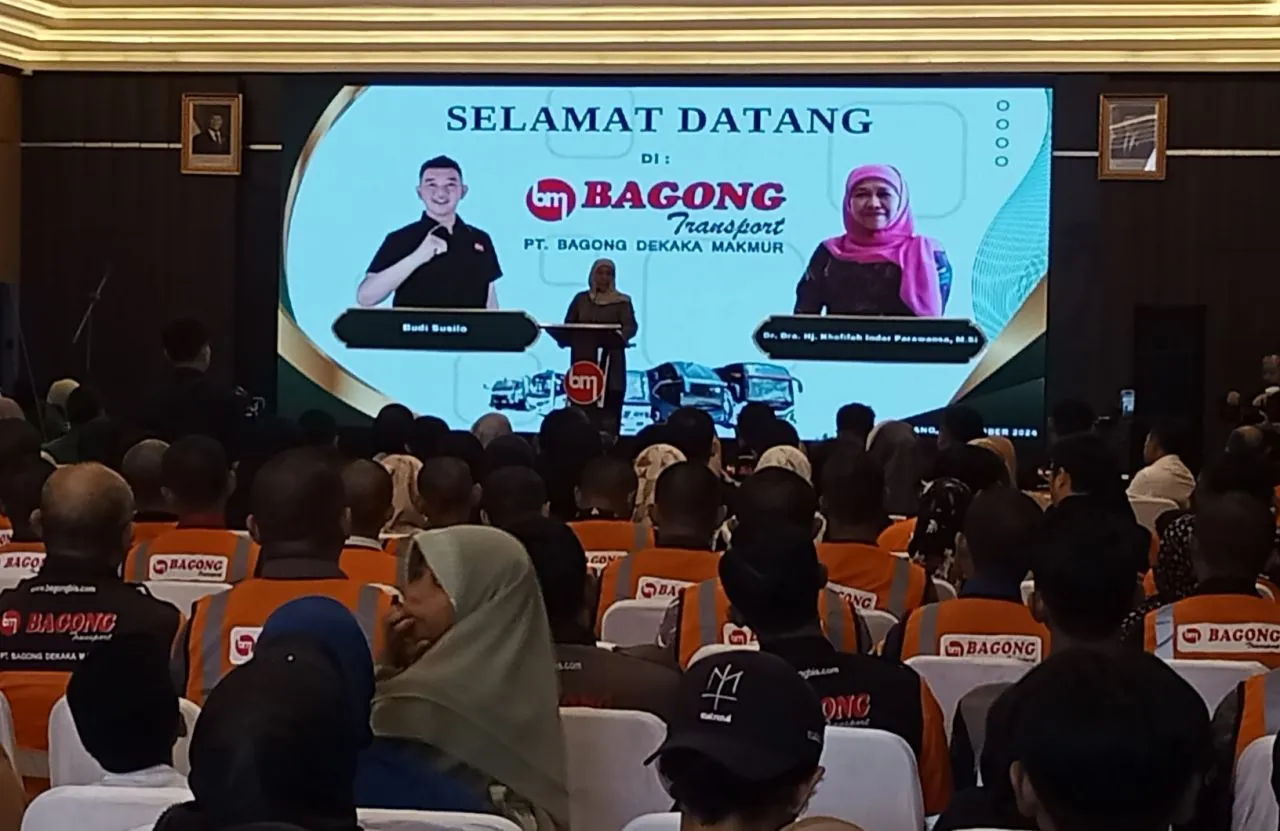 Khofifah Sapa Pedagang Pasar Blimbing, Ajak Bersholawat Kru Bagong Transport Malang