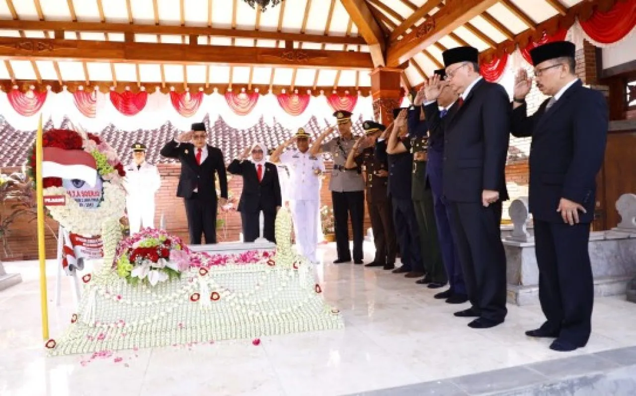 Pj. Gubernur Jatim Ziarah dan Tabur Bunga ke Makam Gubernur Soerjo