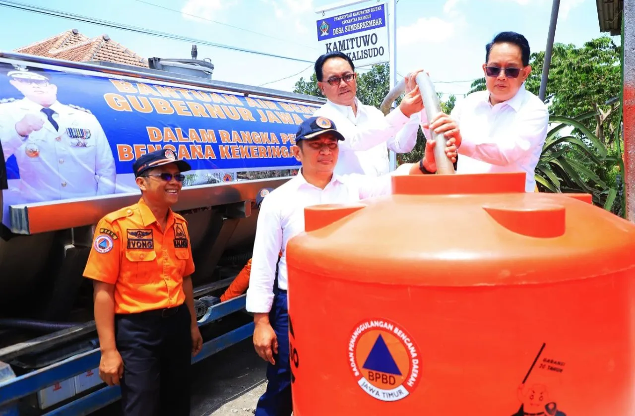 Pj. Gubernur Adhy Salurkan Air Bersih untuk Dua Desa Terdampak Kemarau di Kabupaten Blitar
