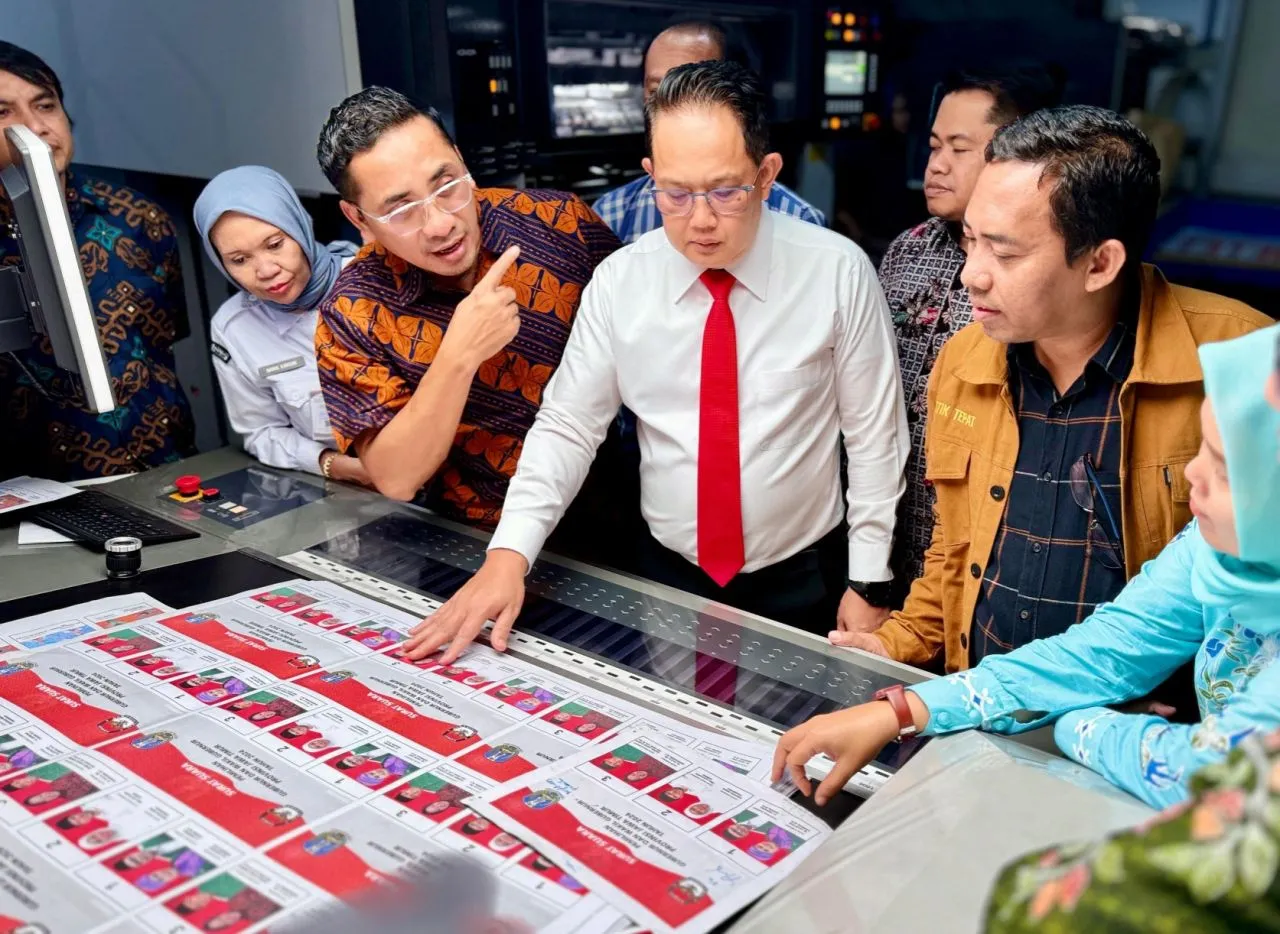 Pj. Gubernur Jatim Tinjau Kesiapan Percetakan Surat Suara Pilkada