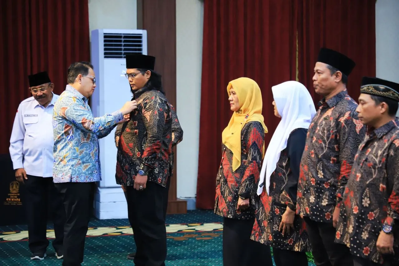 Pj. Gubernur Adhy Serahkan Penghargaan dan Lencana Bagi 590 Orang Pendonor Darah Sukarela 75 Kali