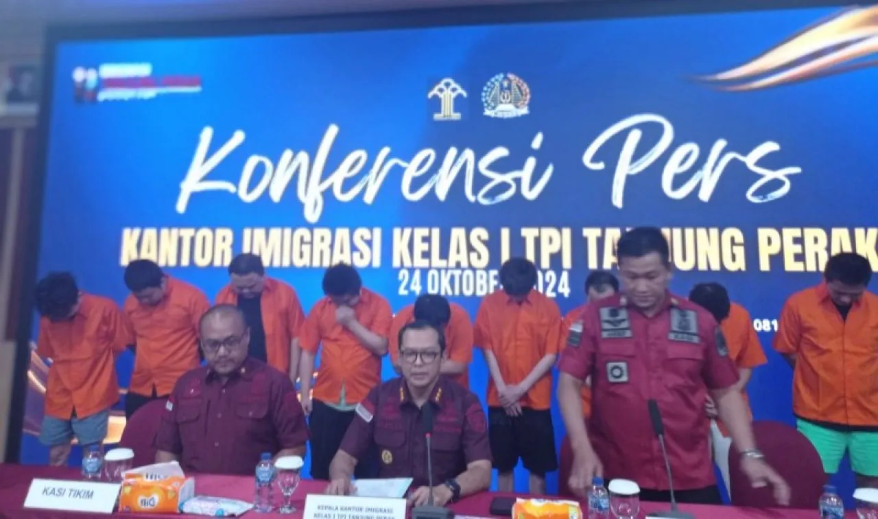 10 WNA Pelaku Penipuan Online Ditangkap di Surabaya, Dideportasi 