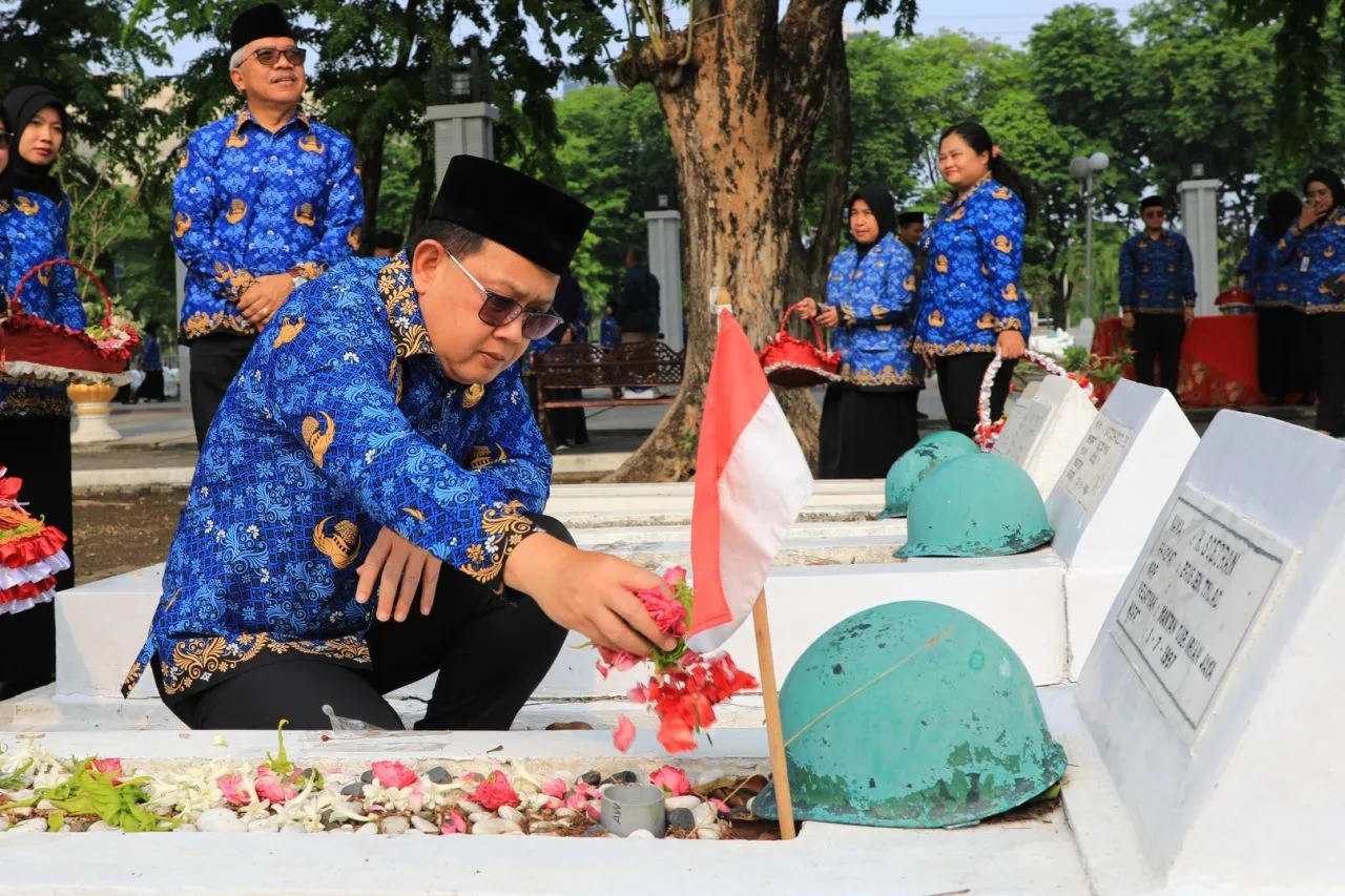 Pj. Gubernur Jatim Pimpin Ziarah Makam Tiga Tokoh Pahlawan Bangsa