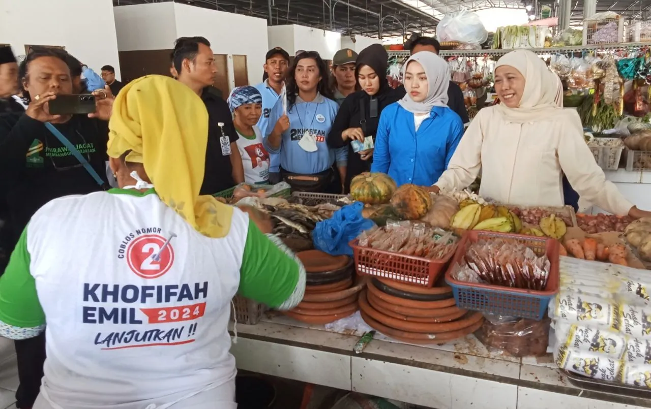 Khofifah Sambang Pasar Nambangan Surabaya, Belanja dan Tampung Aspirasi Pedagang