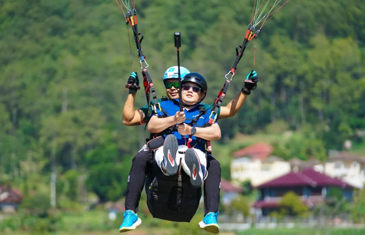 Keseruan Pj. Gubernur Jatim dan Pj. Gubernur Lampung Nikmati Wisata Tandem Paralayang di Kota Batu