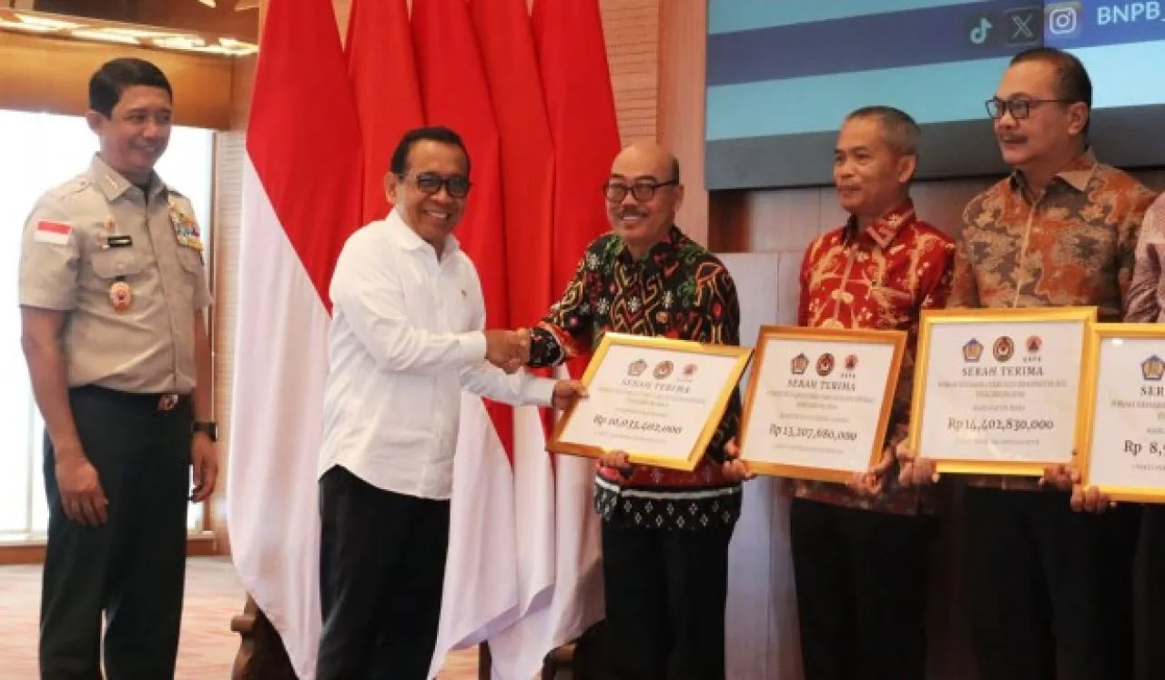 Menko PMK dan Kepala BNPB Serahkan Bantuan Hibah Rehabilitasi dan Rekonstruksi Pemda Terdampak Bencana
