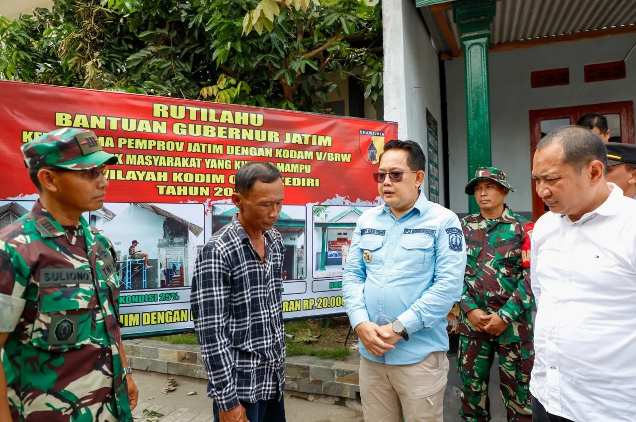 Pj. Gubernur Adhy Serahkan Bantuan Rehabilitasi Rutilahu Warga Tak Mampu di Kediri