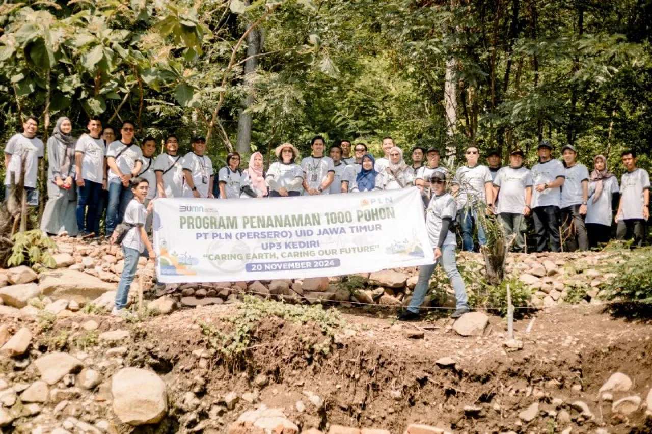 Peringati Hari Pahlawan, PLN UP3 Kediri Gandeng Perhutani dan Pemkot Kediri Tanam 1.000 Pohon