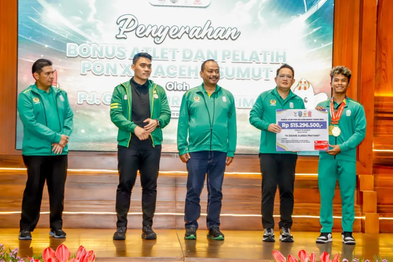 Pj. Gubernur Jatim Serahkan Bonus ke Atlet dan Pelatih PON XXI Aceh-Sumut Total Rp160 Miliar
