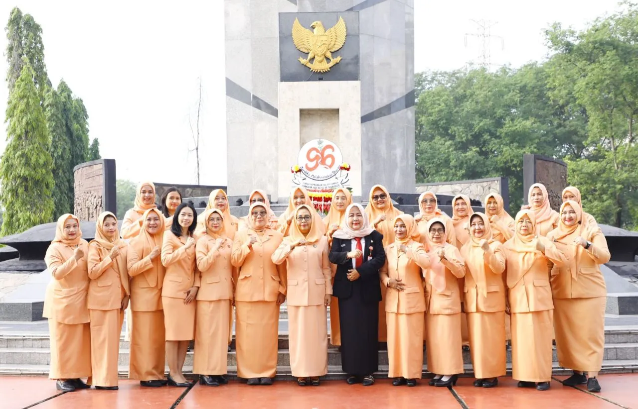 Plt Ketua DWP Jatim Ziarah Tabur Bunga di Makam Pahlawan Wanita