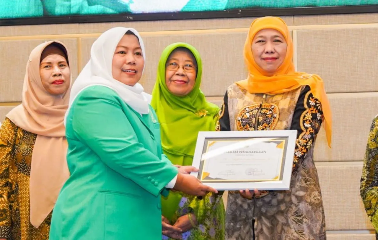 Khofifah Dinobatkan Sebagai Tokoh Inspiratif oleh Fatayat NU Jatim