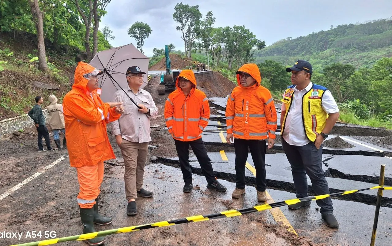 Bareng PU Bina Marga dan PU SDA, BPBD Jatim Tinjau Jalan Ambles di JLS Malang
