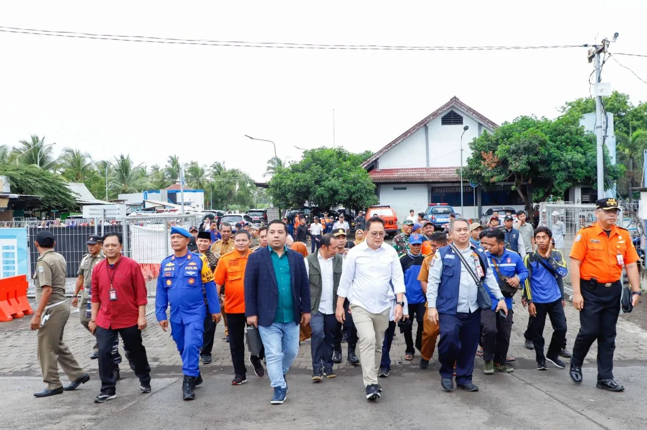 Pj. Gubernur Jatim Tinjau Posko SAR Gabungan di Pelabuhan Jangkar