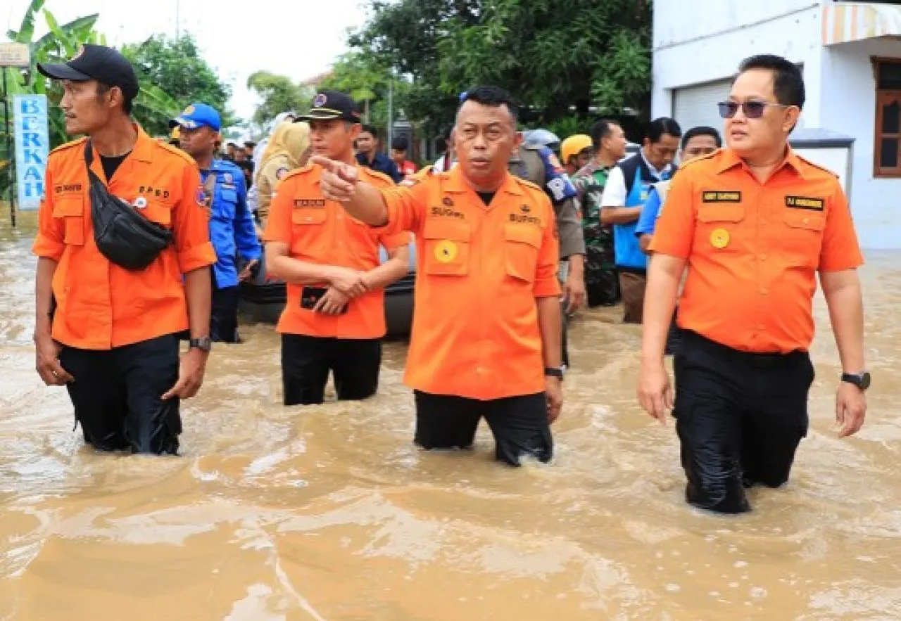 Tinjau Banjir Ponorogo, Pj. Gubernur Adhy Fokuskan Evakuasi Warga dan Perbaikan Tanggul Jebol