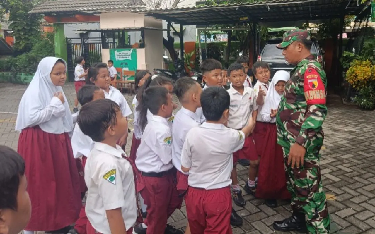 Babinsa Ajarkan Wawasan Kebangsaan di SDN Gubeng Surabaya