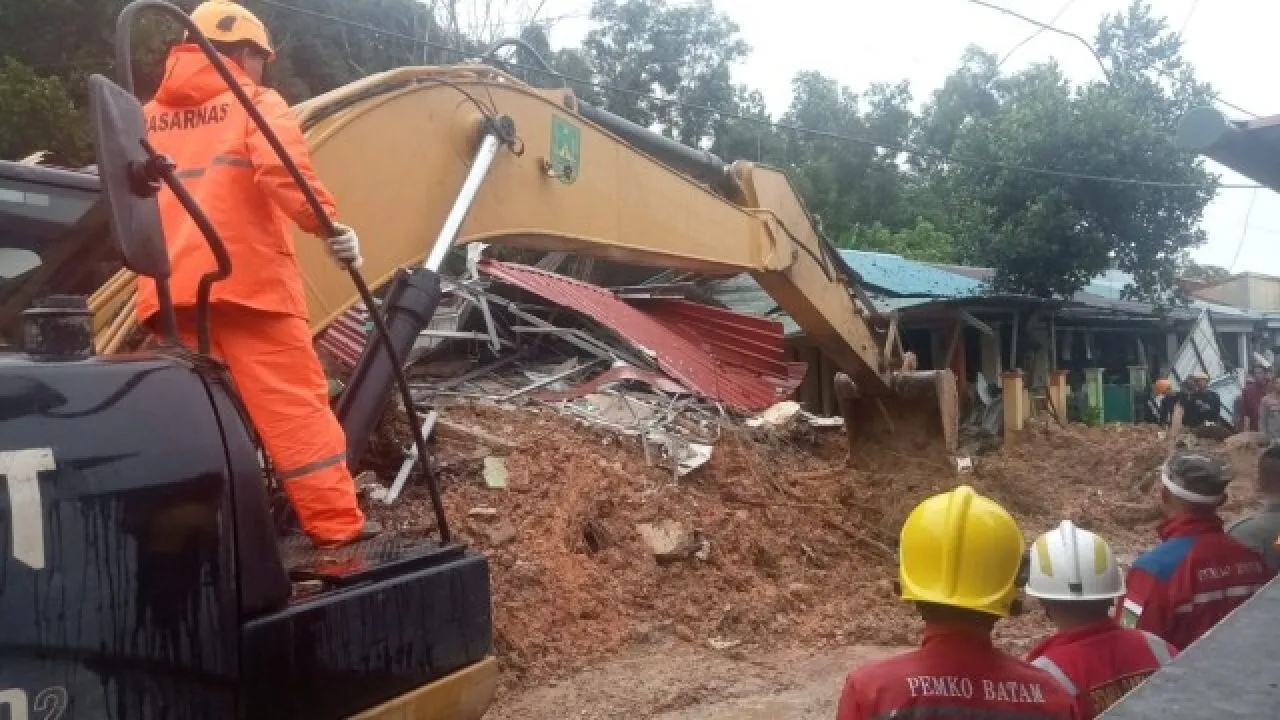 Empat Warga Tertimbun Longsor di Kota Batam