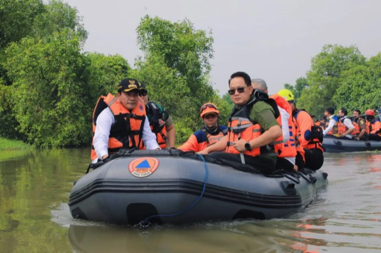 Di Sungai Kedungpeluk, Pj. Gubernur Adhy Pimpin Pembersihan Eceng Gondok dan Sampah Penyebab Banjir di Candi Sidoarjo