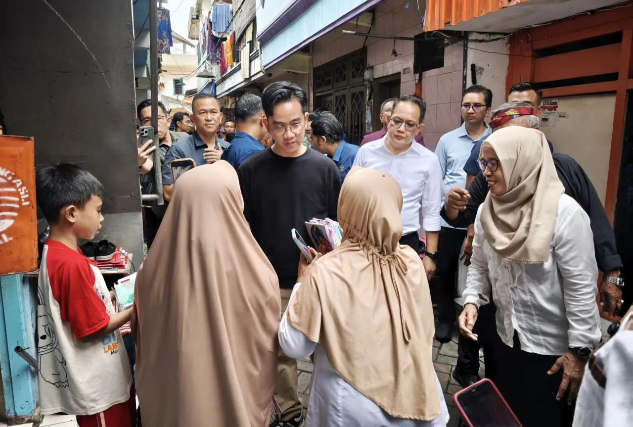 Dampingi Wapres Gibran Bagi Buku dan Susu di Kapasan, Pj. Gubernur Adhy Pastikan Asta Cita di Jatim Berjalan Lancar