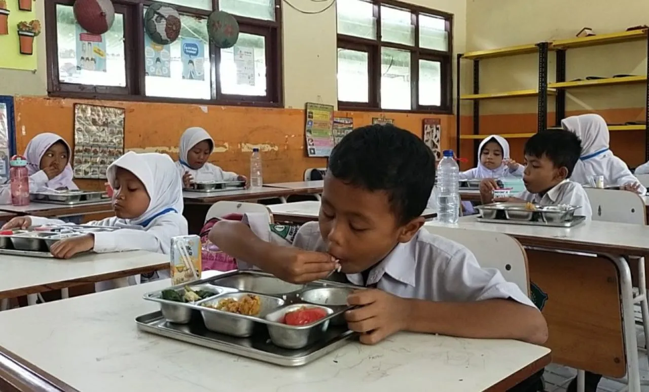 Siswa di SDN Larangan Sidoarjo Menikmati Menu Makan Bergizi Gratis