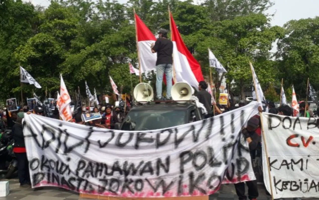 Massa Pendemo Datangi Polda Jatim, Desak Polri Usut Dugaan Korupsi Mantan Presiden Jokowi